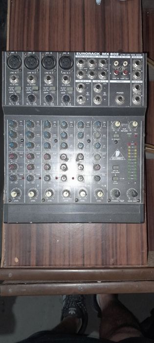 Продам 8 канальную микшерную консоль марки BEHRINGER
