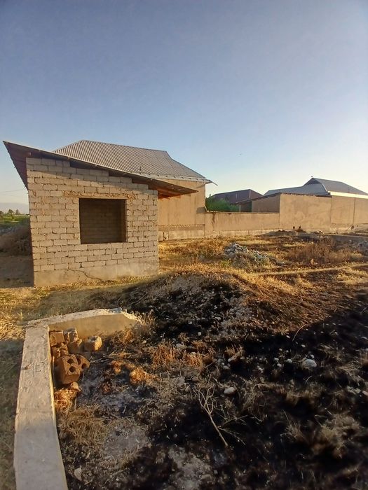 uchastka yer sotiladi XAMMA HUJJATLARI 100 %samo toyxana yonidan 6 ch