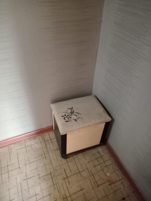 Продам прихожею с пуфиком