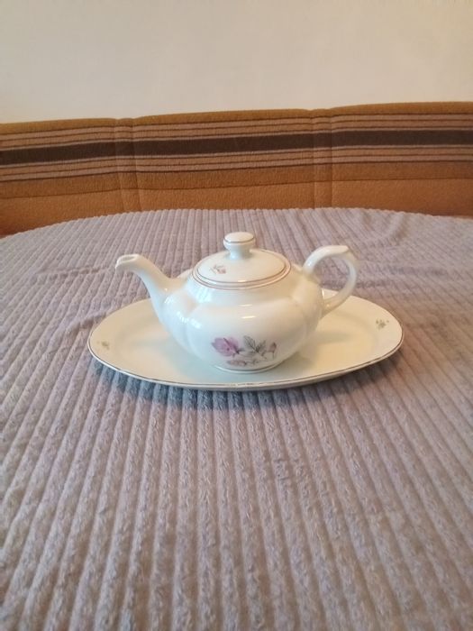 Порцеланов сервиз,с възможност за продажба по отделно