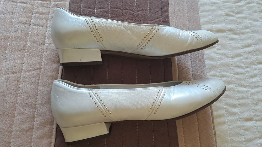 Бели дамски ниски обувки 38 номер