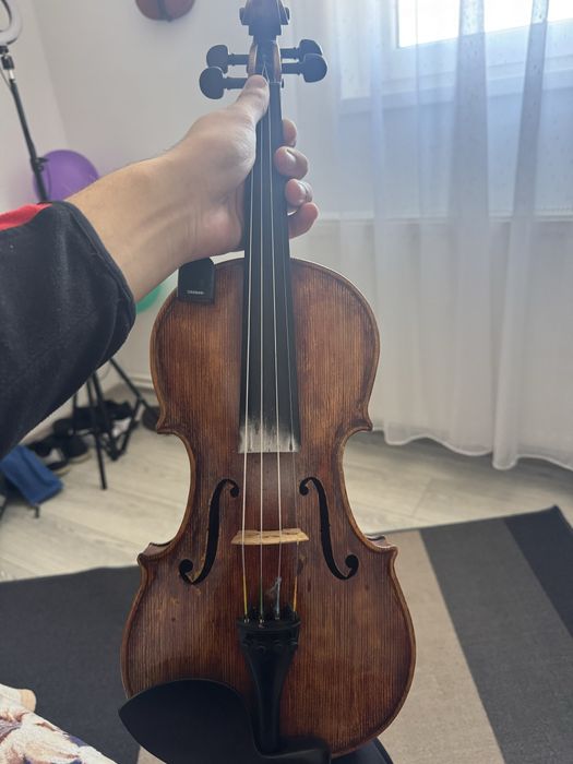 Vând vioara 4/4 veche