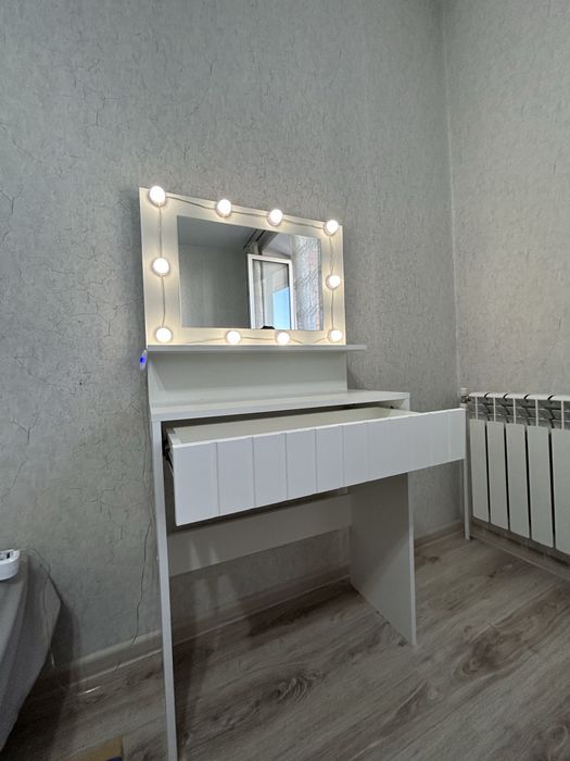 Туалетный столик с зеркалом