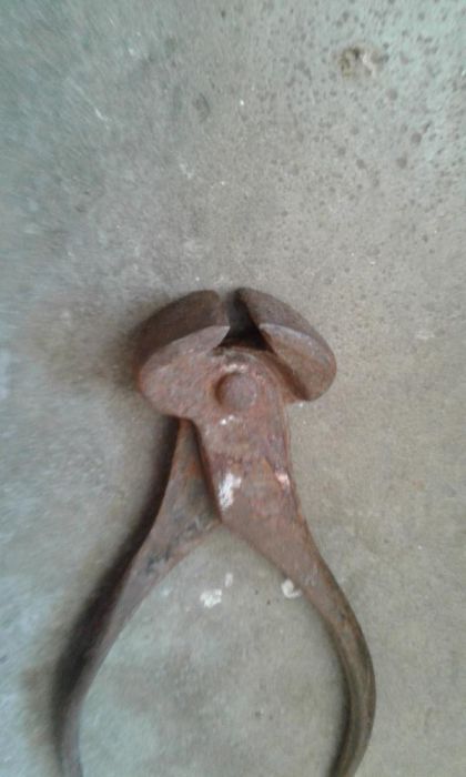 Керпеден ,къртач, ножица, нож за струг и военна каска