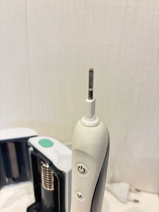 Oral-B Triumph Professional Care 5000 SmartGuide + Philips UV Sanitizer