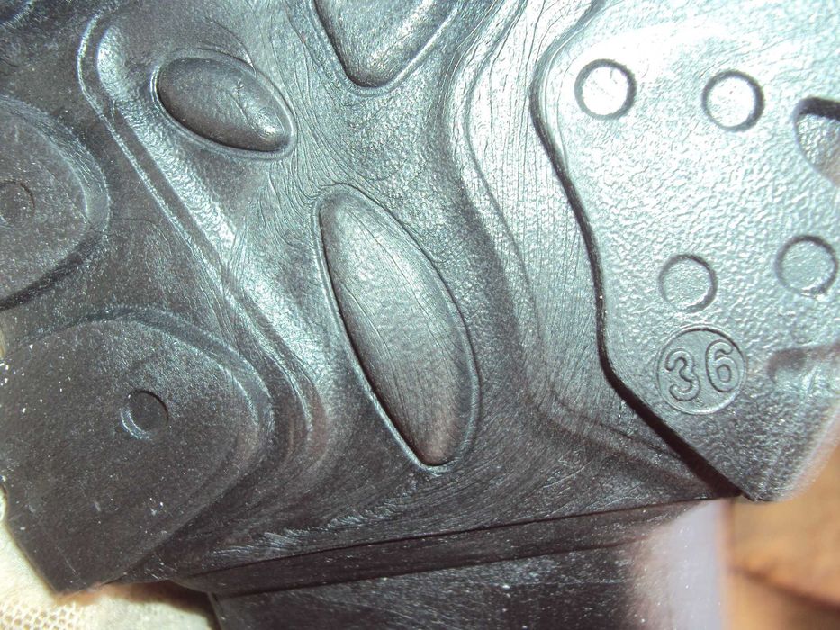 Новые кроссовки 36 размера.