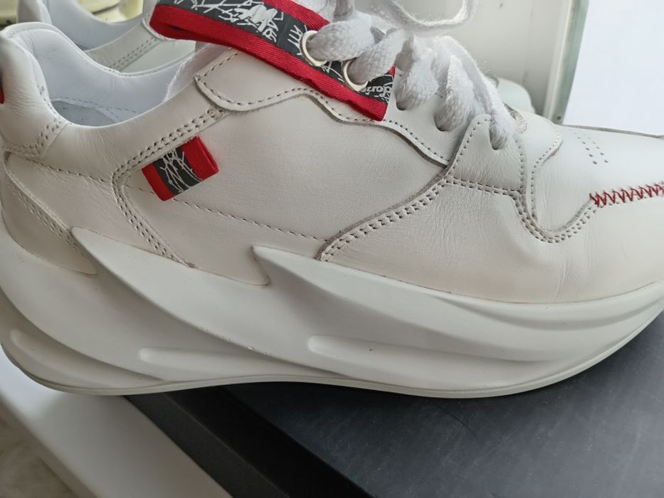 Продам белые кожаные кроссовки