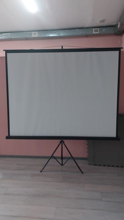 Белый экран для проектора