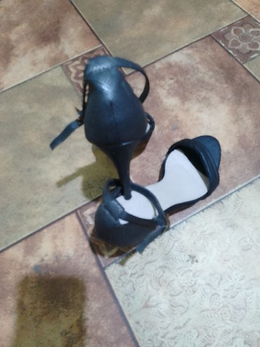 Vând sandale negre,elegante,mărimea 40,purtate o singură dată!