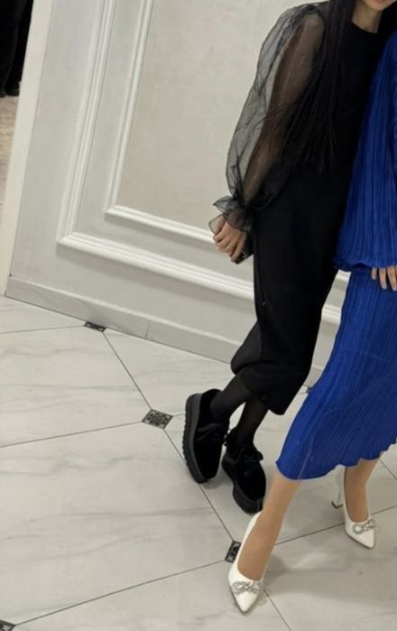 Платье ниже колен .