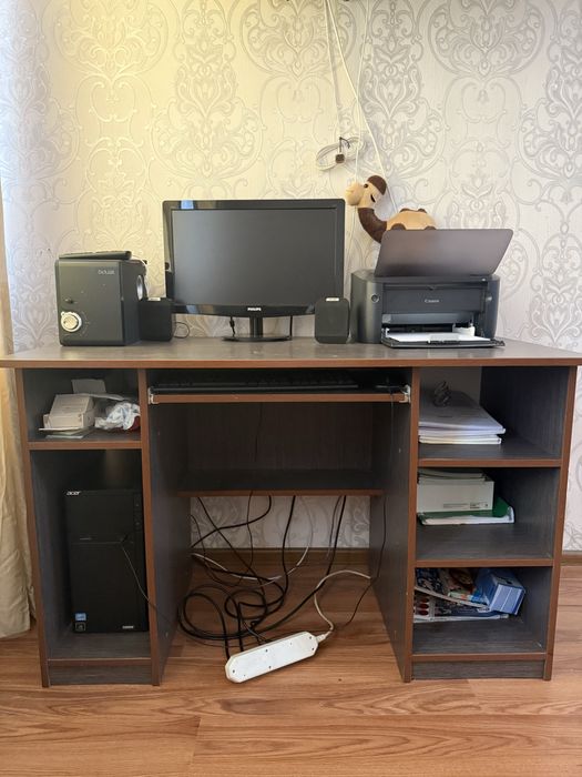 компьютерный комплект + компьютерный стол