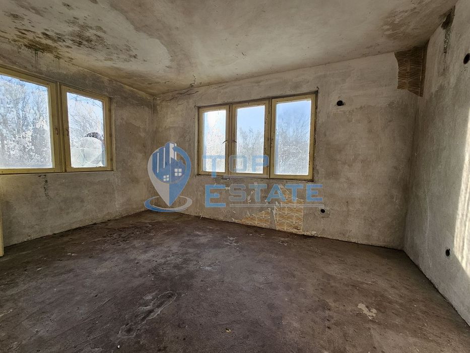 Масивна къща с голям парцел в село Върбица, област Велико Търново