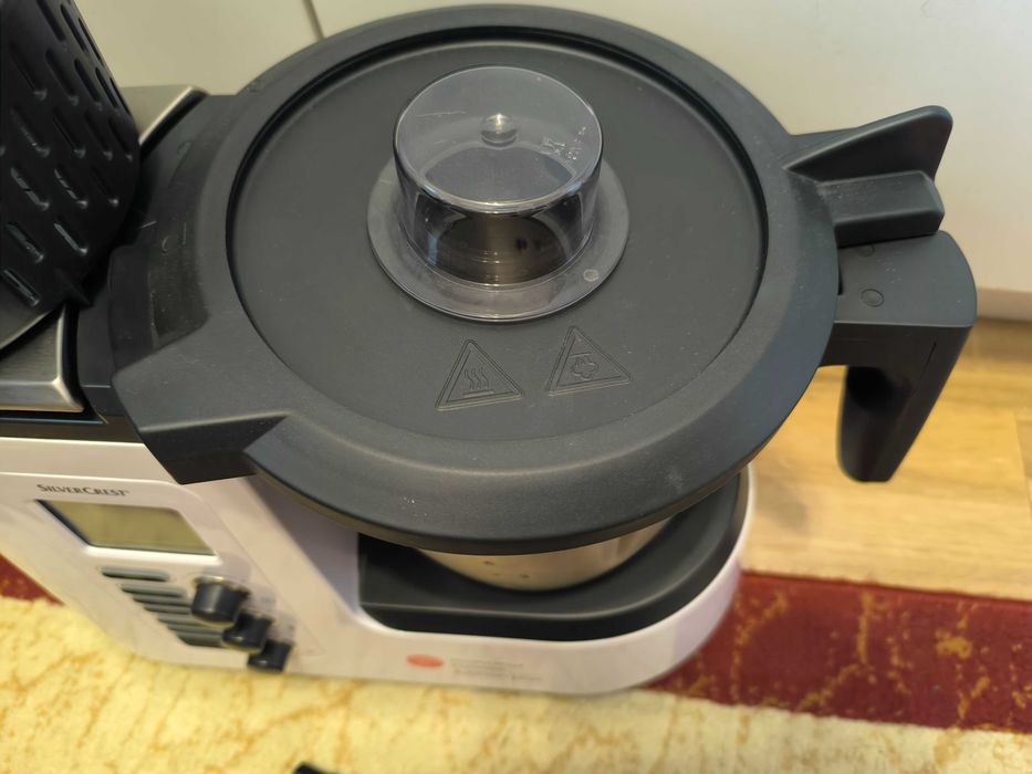 Robot multifuncțional de bucatarie