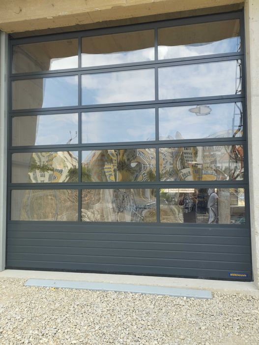 Индустриални секционни врати за халета Хьорман с висока термоизолация