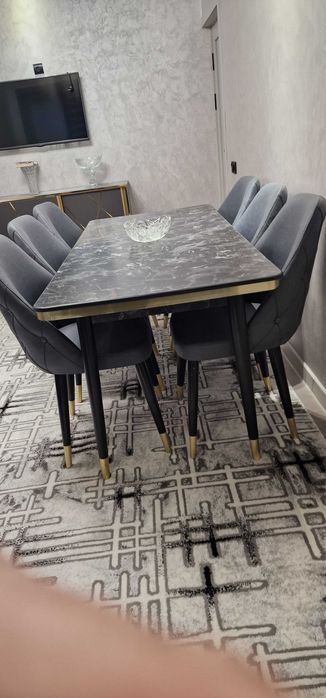 Гостинной стол и стулья