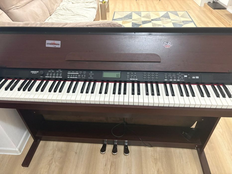 Vând Pianină electrică