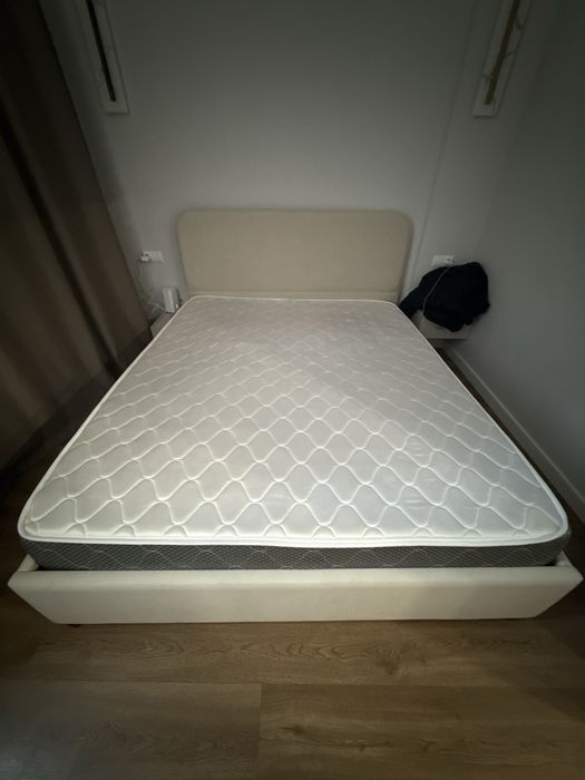 Кровать с боковыми тумбочками