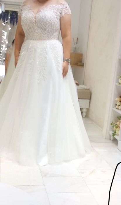 Булчинска рокля с мъниста. Отзад е с връзки и воже да се регулира.