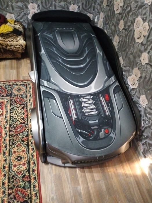 Кровать-машинка.