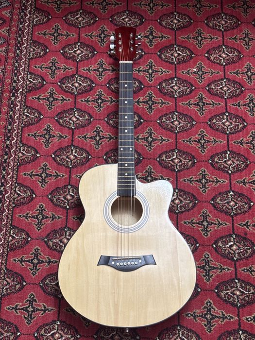 akustik gitara ideal holatda