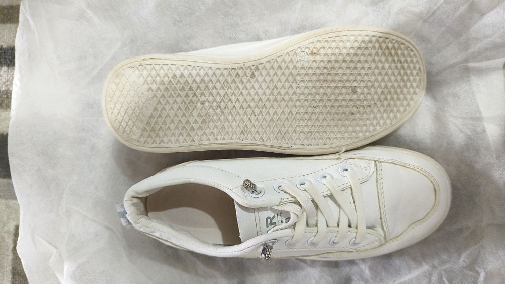 Аяқ киімдер сатылады