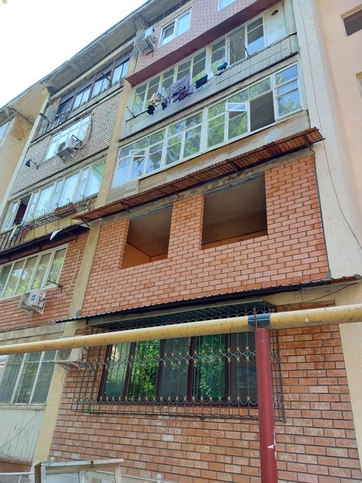 Кладка кирпича балконов , Решётка, козырёк