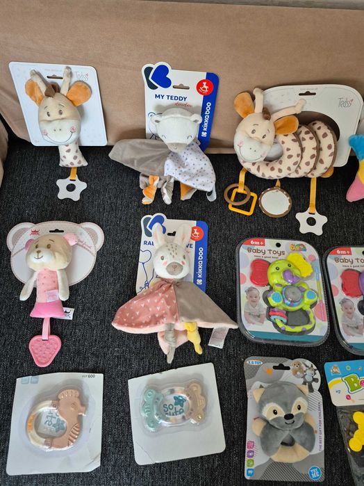 Чисто нови играчки, дрънкалки и гризалки за бебе
