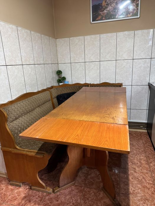 Vând masa si coltar de bucatarie