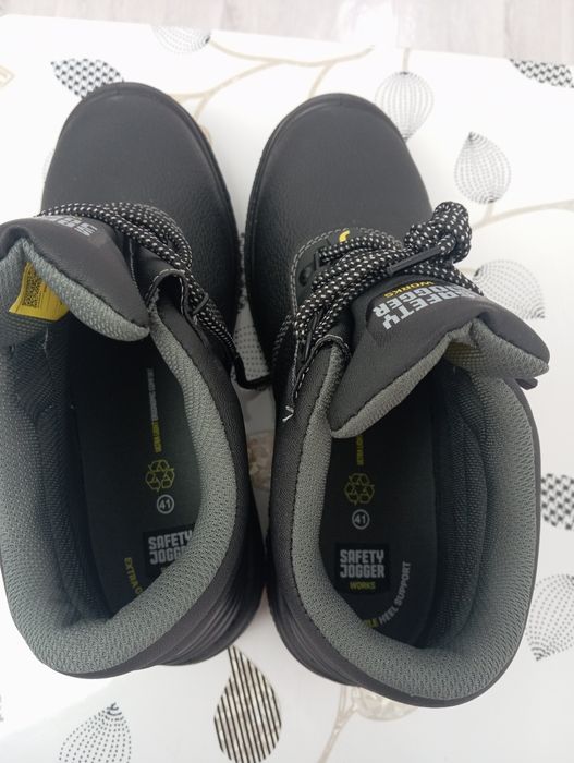 Продам спец.ботинки летние