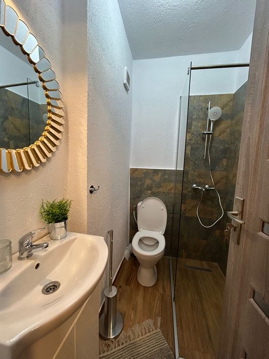 Garsoniera de inchiriat, la casa