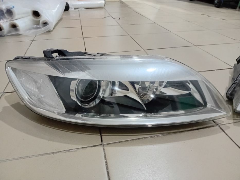 Передние фары Audi Q7
