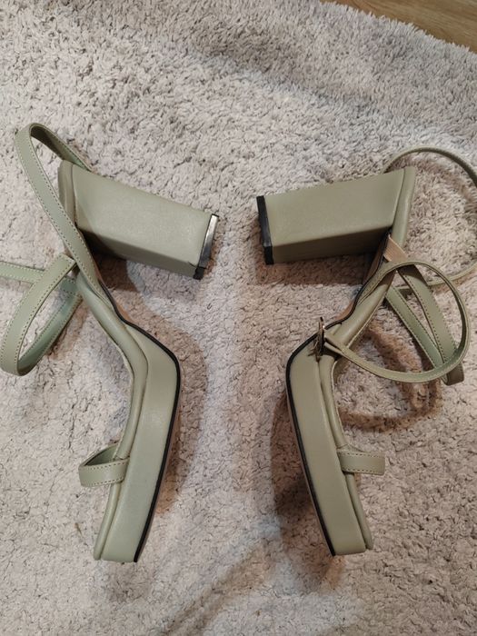 Sandale cu toc patrat înalt