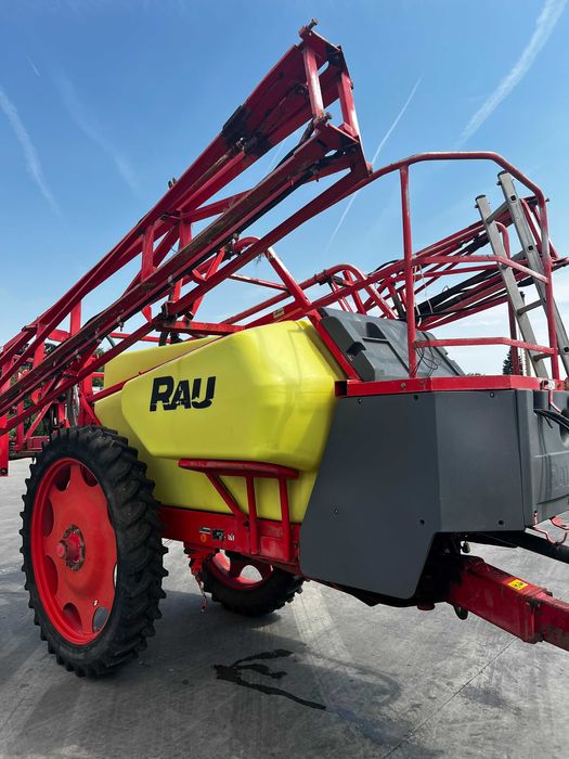 Masina de erbicidat RAU