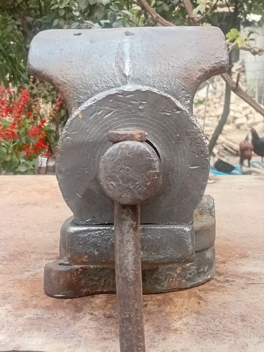 Продаю тиски СССР. Tiska sotiladi.