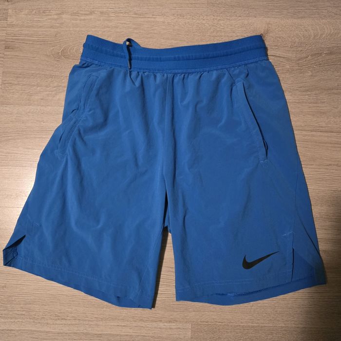 Nike къси панталони S размер