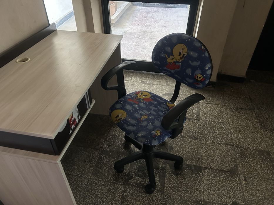 Детско столче и бюро за учене