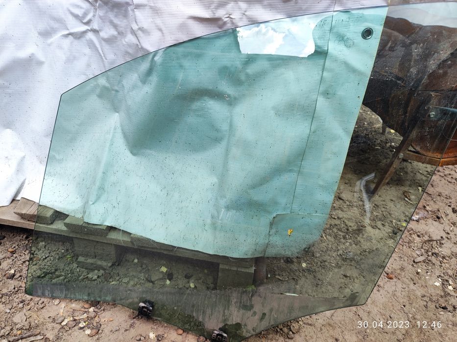 Продам стекло Пежо Партнёр 2014год