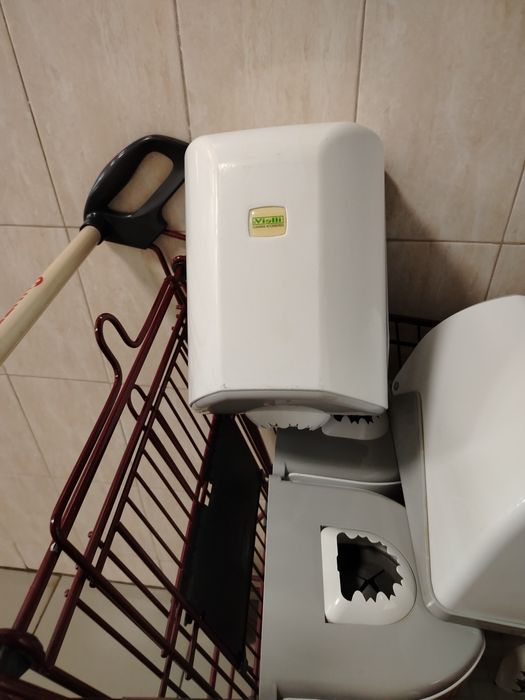 Диспенсер для бумажных полотенец