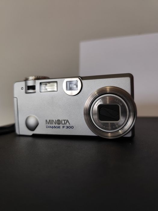 Minolta DiMAGE F300 - ретро дигитален фотоапарат y2k