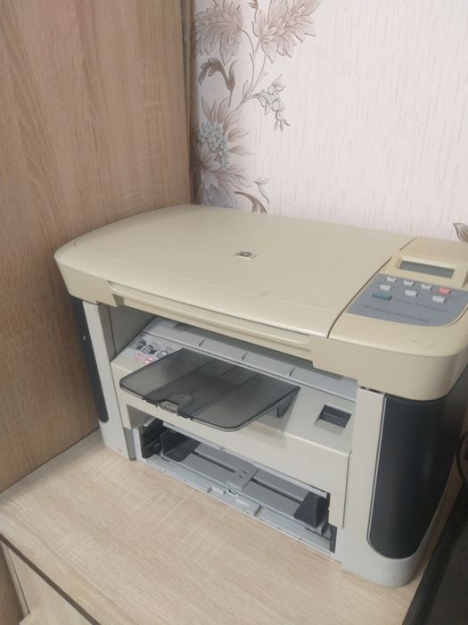 Принтер HP черно белый.