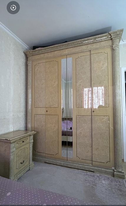 Шифонер высокий красивый