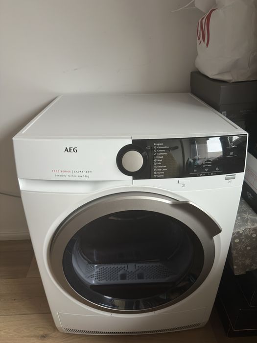 Uscător rufe AEG Lavatherm 7000, model T7DBE48S, cu pompă de căldură, capacitate 8 kg.