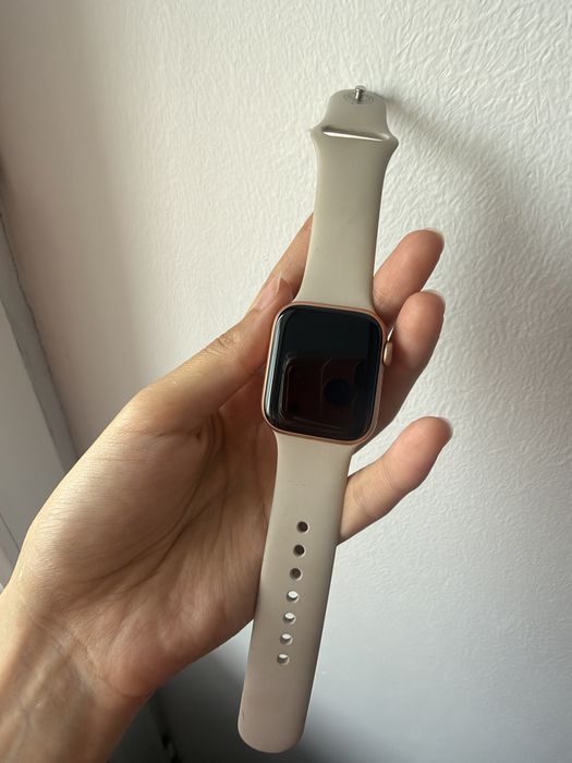 Продам Apple watch SE