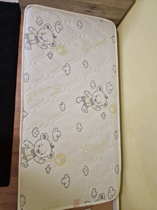 Детско легло люлка с пет чекмеджета скрин и бебешки матрак