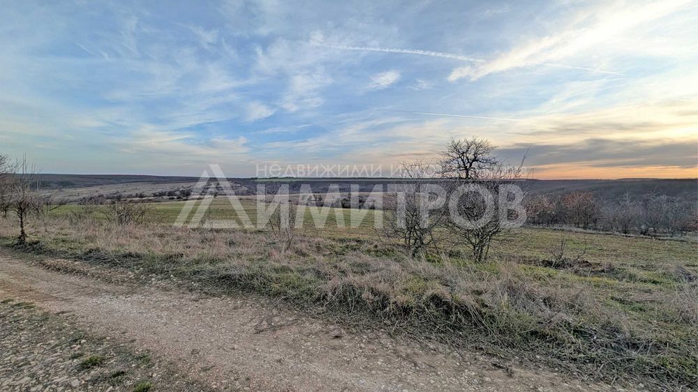 Продава парцел 5 дка в регулация между селата Мировци и Писарево.