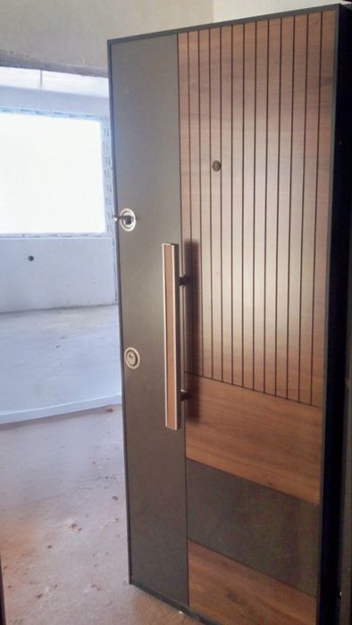 Входна врата с метална каса-Ribs