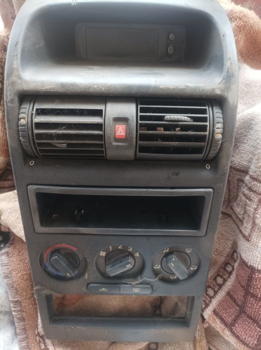 Продам переднюю консоль Опель астра G