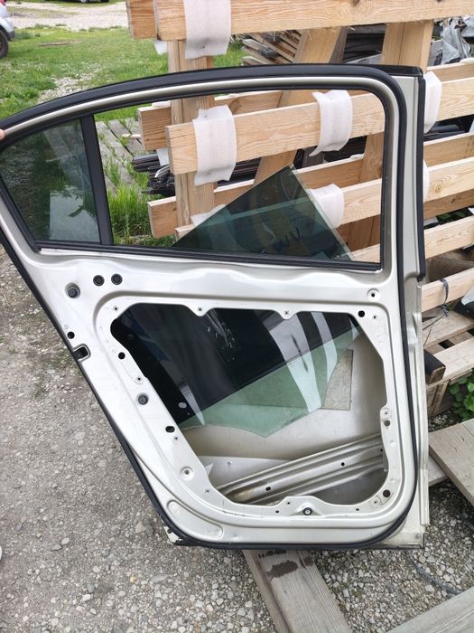 Vând portiera spate stânga Passat B6