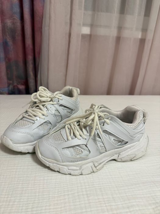 Balenciaga бели тракове