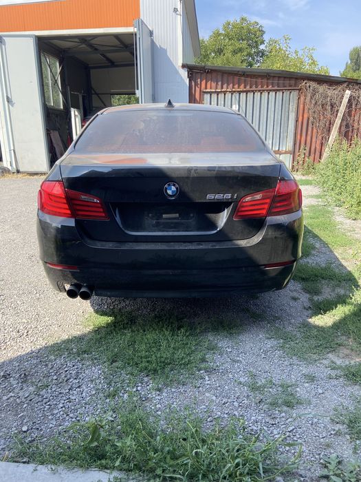 Задна броня за BMW F10 с основите и държачи за нея